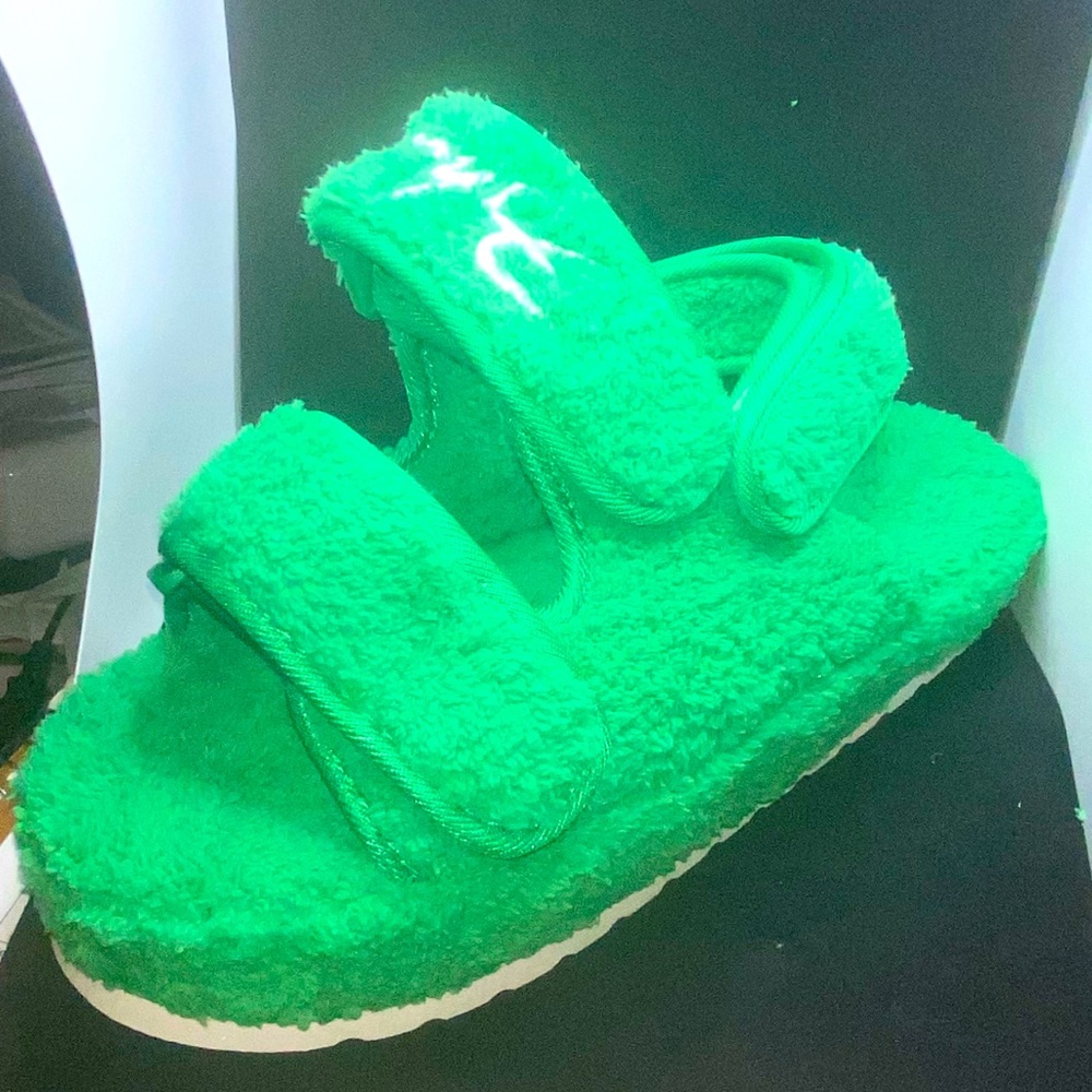 Sandals, women size 8. Terry cloth material, Velcro straps. Brand new,never worn